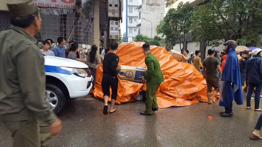 Lực lượng chức năng giúp người dân sơ tán hàng hóa