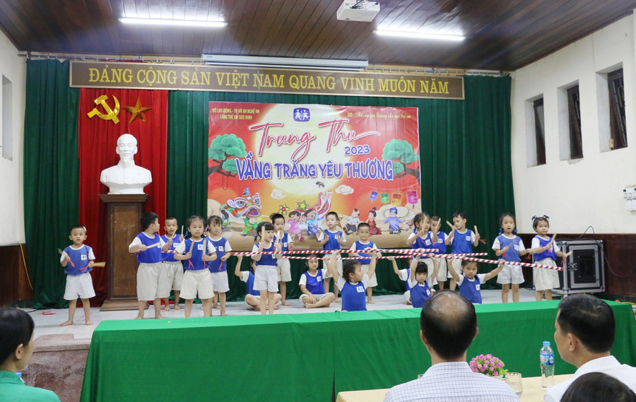 Chương trình tết trung thu đến sớm với trẻ em còn nhiều thiệt thòi ở Làng SOS Vinh, Nghệ An. Ảnh: Hồ Lài.