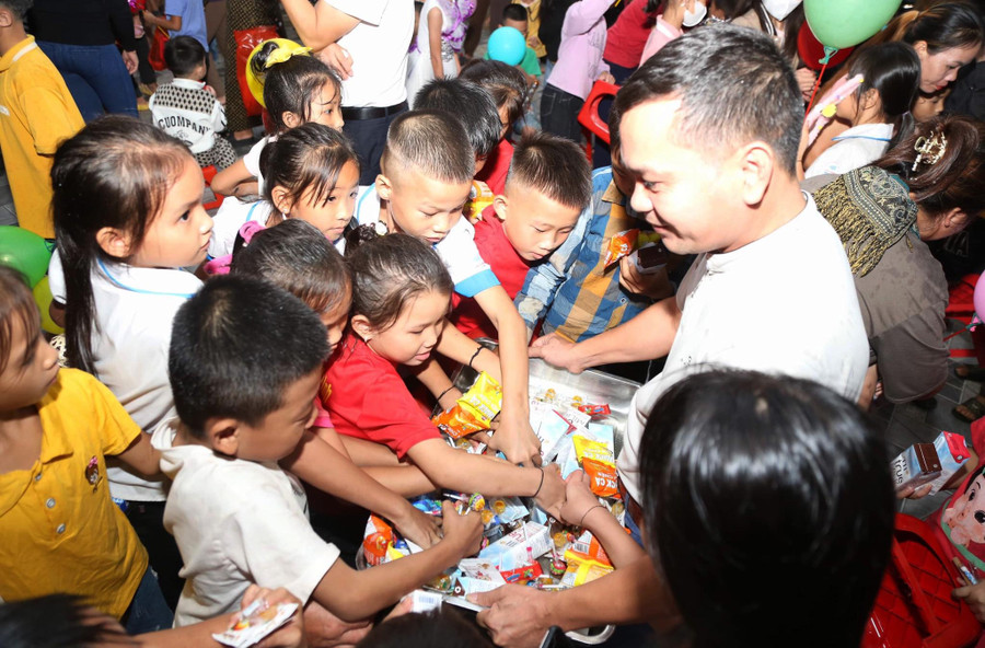 Học sinh vui phá cỗ trong chương trình Vầng trăng yêu thương tại Trường Tiểu học Cam Lâm. Ảnh: LQBC.