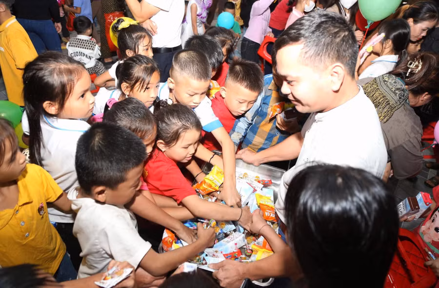 Học sinh vui phá cỗ trong chương trình Vầng trăng yêu thương tại Trường Tiểu học Cam Lâm. Ảnh: LQBC.