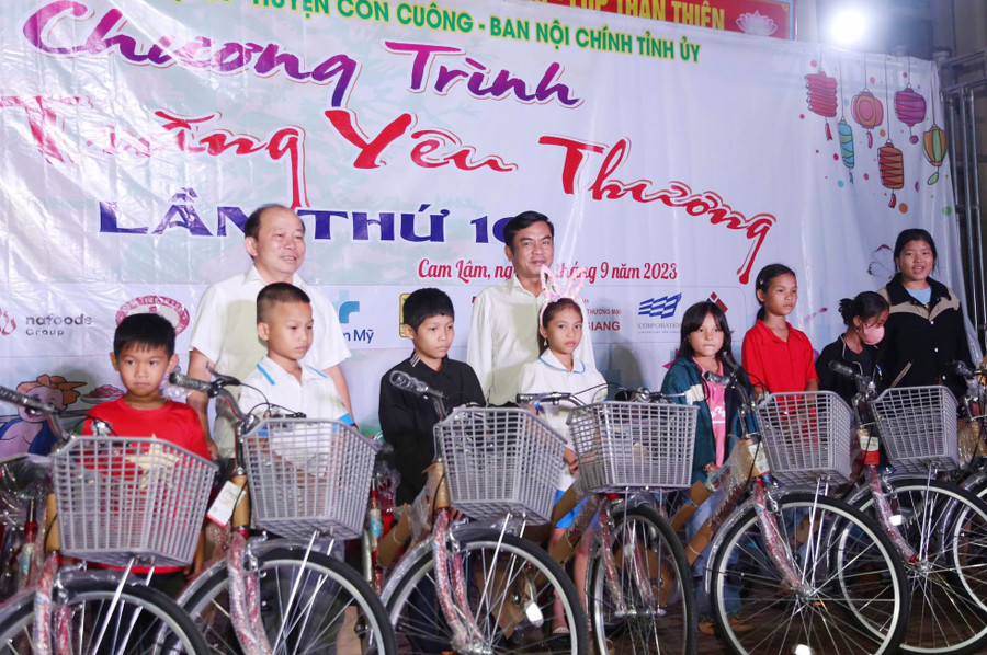 Tập đoàn TH tặng 50 xe đạp và 100 thùng sữa trị giá 130 triệu đồng cho học sinh dân tộc thiểu số xã Cam Lâm, Con Cuông. Ảnh: LQBC.