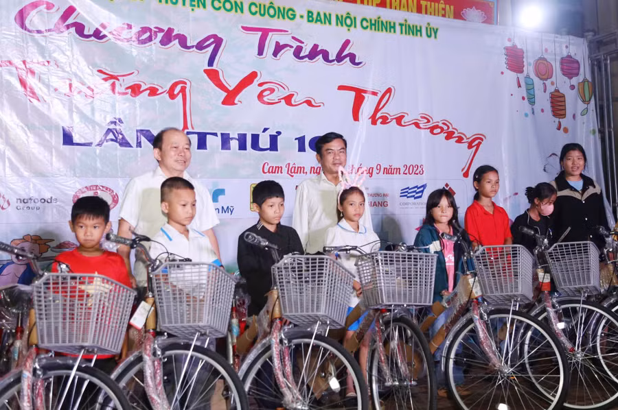 Tập đoàn TH tặng 50 xe đạp và 100 thùng sữa trị giá 130 triệu đồng cho học sinh dân tộc thiểu số xã Cam Lâm, Con Cuông. Ảnh: LQBC.