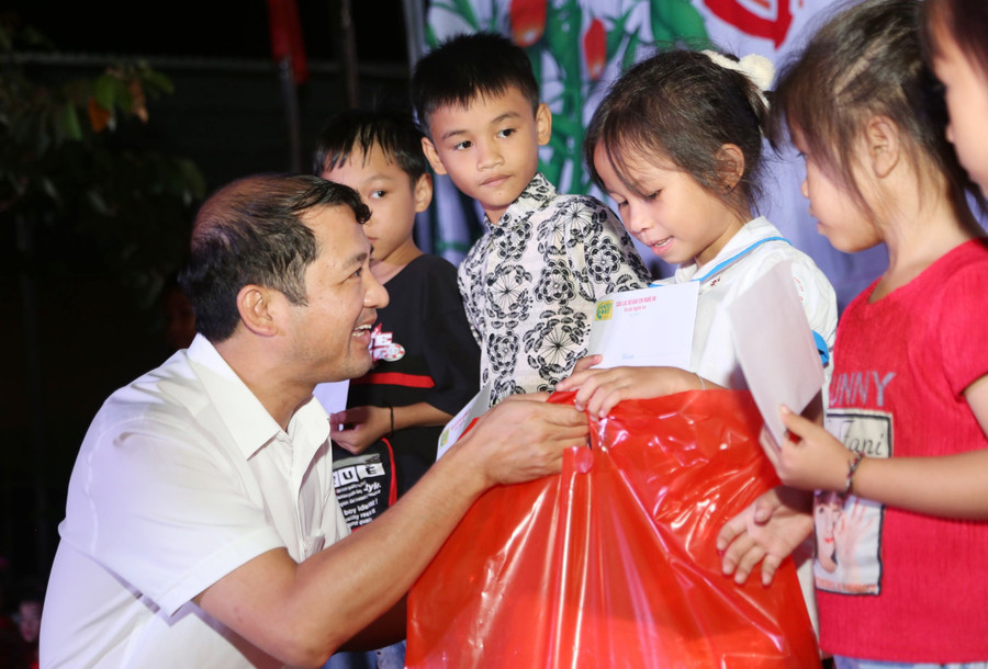 Những suất quà trung thu đến sớm với trẻ em người Thái còn nhiều khó khăn, thiệt thòi ở vùng cao Nghệ An. Ảnh: LQBC.