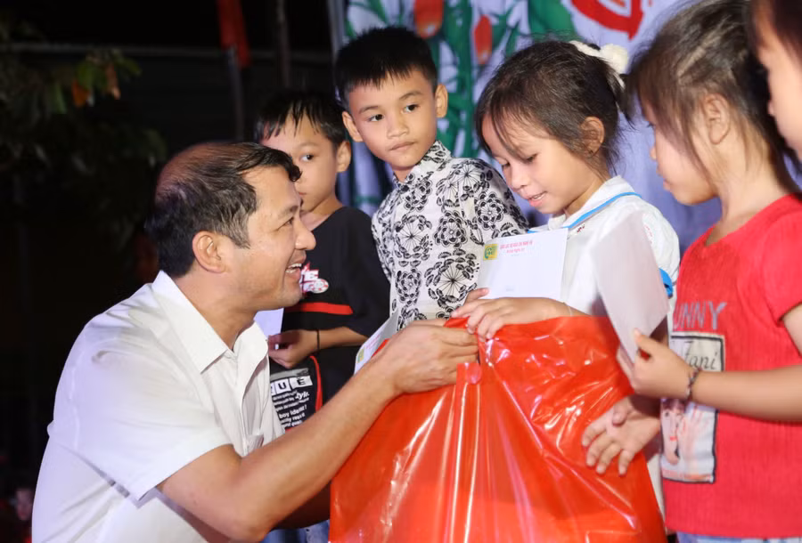 Những suất quà trung thu đến sớm với trẻ em người Thái còn nhiều khó khăn, thiệt thòi ở vùng cao Nghệ An. Ảnh: LQBC.