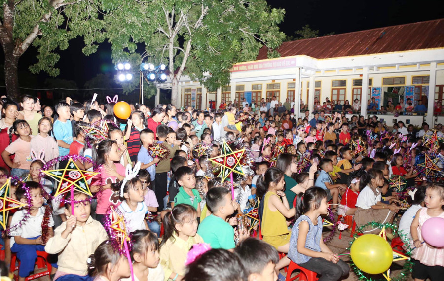 Chương trình thu hút sự tham gia hào hứng của học sinh 3 cấp học: mầm non, tiểu học, THCS của xã khó khăn Cam Lâm, huyện Con Cuông, Nghệ An. Ảnh: LQBC.