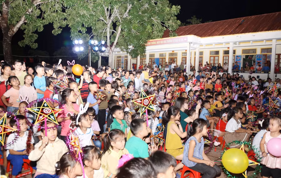 Chương trình thu hút sự tham gia hào hứng của học sinh 3 cấp học: mầm non, tiểu học, THCS của xã khó khăn Cam Lâm, huyện Con Cuông, Nghệ An. Ảnh: LQBC.