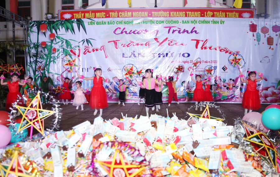 Chương trình Vầng trăng yêu thương do CLB Liên quân Báo chí Nghệ An, Ban Nội chính tỉnh ủy Nghệ An cùng đơn vị hảo tâm tổ chức cho học sinh dân tộc thiểu số xã Cam Lâm, huyện Con Cuông. Ảnh: LQBC.