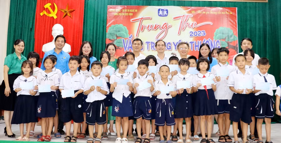 Ngành giáo dục Nghệ An tặng quà, vui Tết Trung thu cùng trẻ em làng SOS Vinh. Ảnh: Hồ Lài.