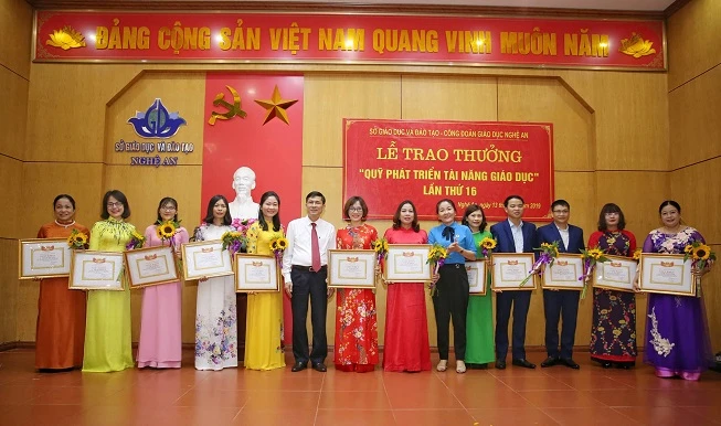 Giáo viên xuất sắc nhận thưởng "Quỹ phát triển tài năng giáo dục" Nghệ An năm 2019