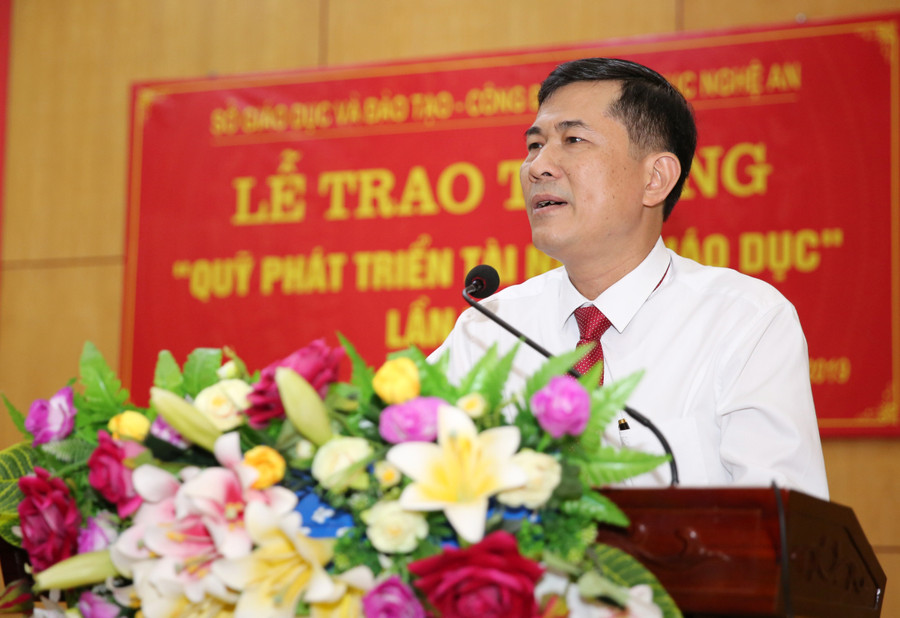 Ông Thía Văn Thành - GĐ Sở GD&ĐT Nghệ An chúc mừng 24 giáo viên nhận thưởng