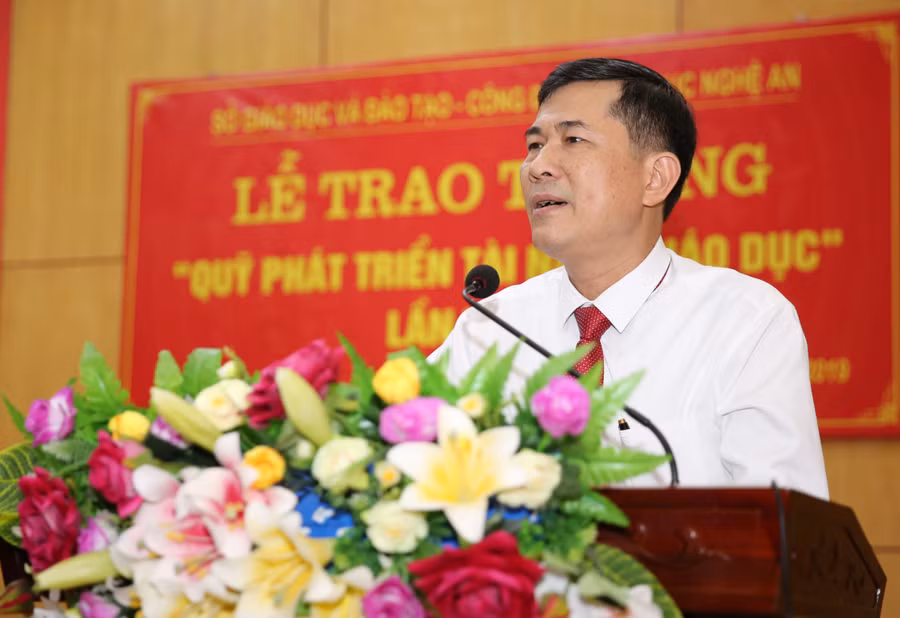 Ông Thía Văn Thành - GĐ Sở GD&ĐT Nghệ An chúc mừng 24 giáo viên nhận thưởng