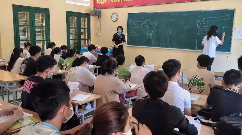 Cô và trò Trường THPT Quan Hóa (Thanh Hóa) ôn thi tốt nghiệp năm 2021.