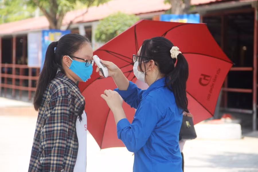 Thí sinh đến điểm thi phải được đo thân nhiệt và bắt buộc đeo khẩu trang để phòng chống dịch Covid-19.