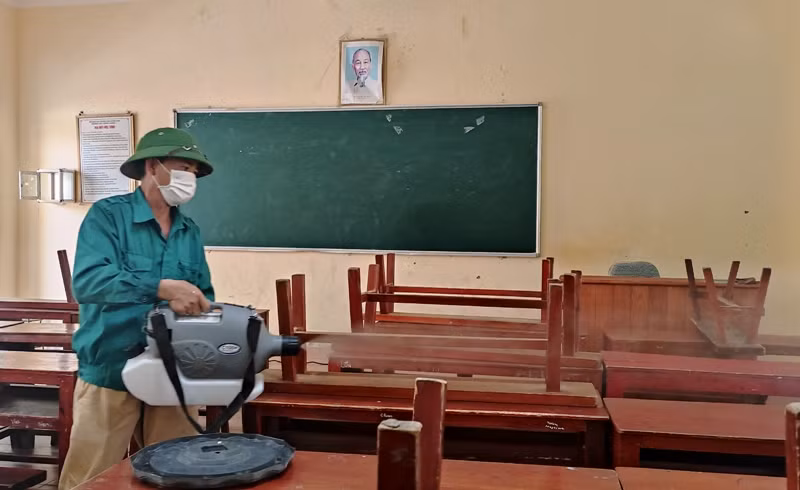 Trường THPT Quảng Xương 1 (huyện Quảng Xương, Thanh Hóa) thực hiện phun khử khuẩn trong lớp học để phòng tránh dịch Covid-19.