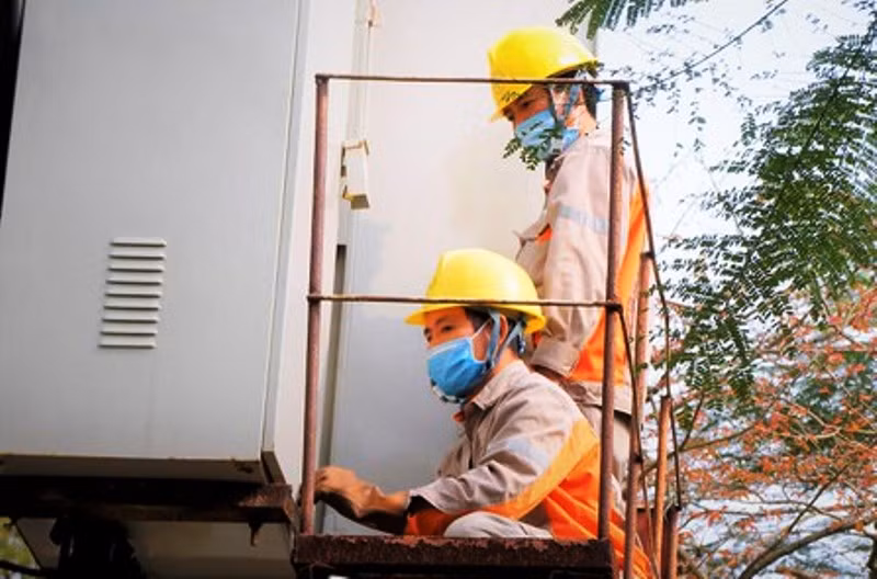 Công nhận điện lực làm nhiệm vụ. Ảnh: Minh họa.