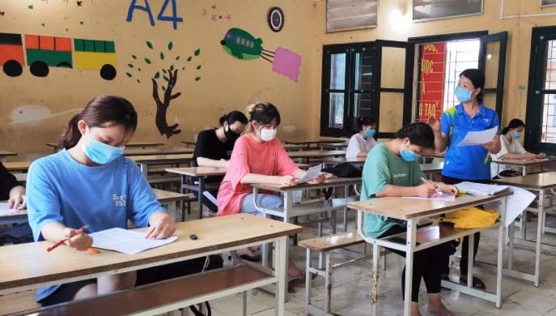 Học sinh Trường THPT Quan Sơn ôn thi tốt nghiệp.