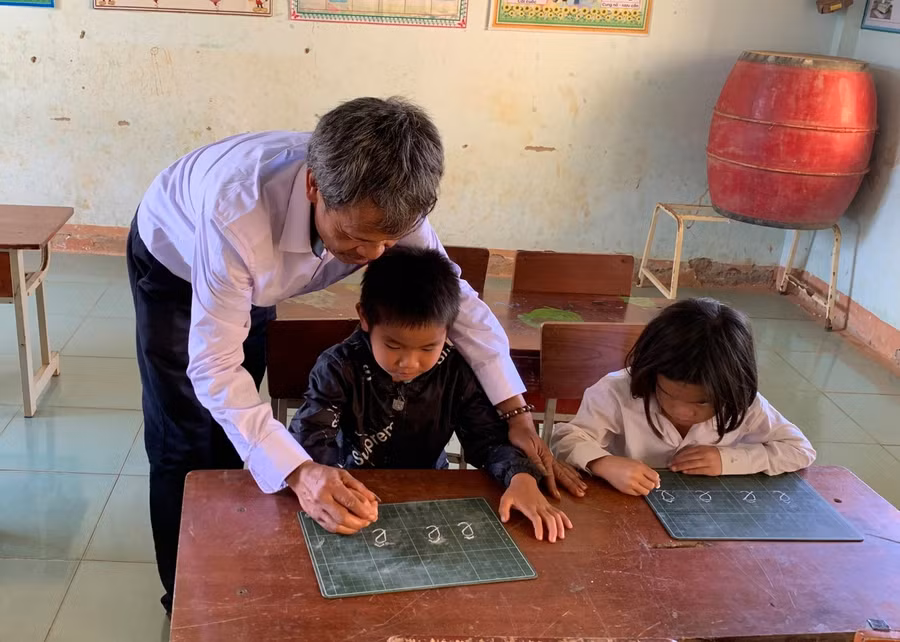 Thầy A Phiên: "Các em ăn no, học tốt là mình thấy hạnh phúc rồi"