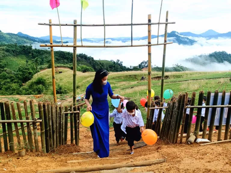 Cô và trò trong ngày Khai giảng năm học mới