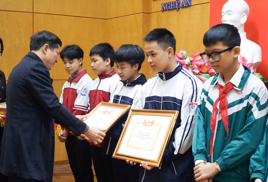 Ông Thái Văn Thành - Giám đốc Sở GD&amp;ĐT Nghệ An trao giấy khen và phần thưởng cho nhóm tác giả là học sinh THCS có dự án đạt giải Nhất cuộc thi.