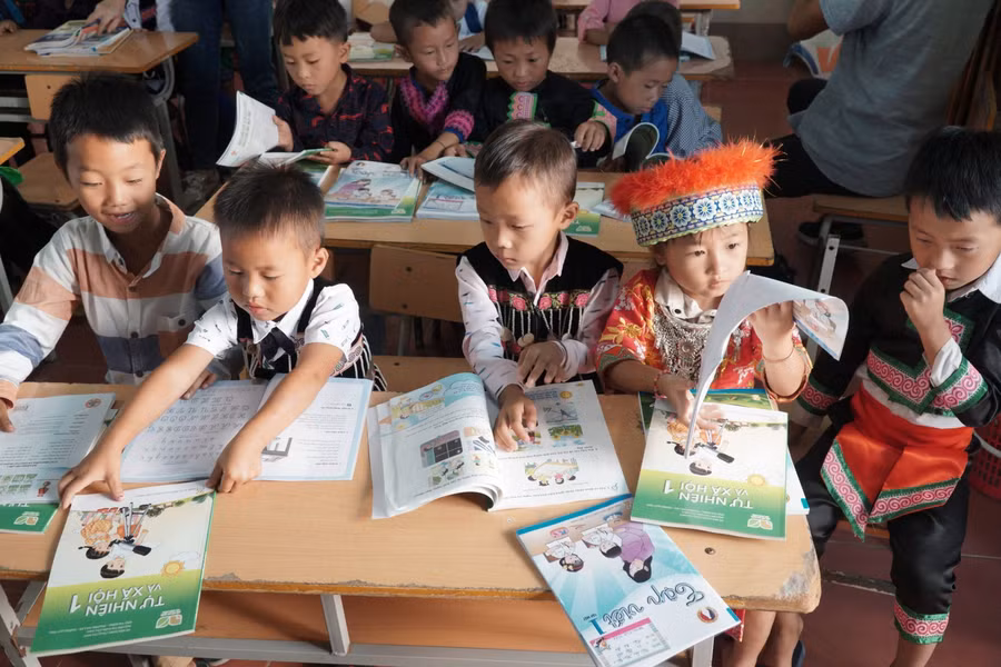 HS nhận SGK năm học 2020 - 2021 tại Trường Tiểu học Nậm Cắn 1, xã Nậm Cắn, huyện Kỳ Sơn, Nghệ An. Ảnh tư liệu.