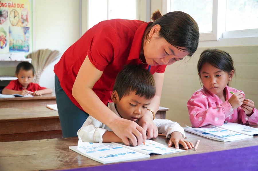 Cô và trò điểm bản Chà Lò, trường Tiểu học Mai Sơn, huyện Tương Dương, Nghệ An. Ảnh chụp trước thời điểm dịch Covid bùng phát.