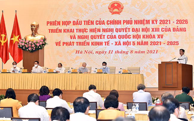 Phó Thủ tướng Chính phủ Lê Minh Khái trình bày Báo cáo tại phiên họp. Ảnh: VGP/Nhật Bắc