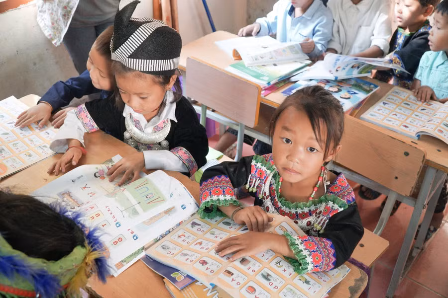 HS nhận SGK năm học 2020 - 2021 tại Trường Tiểu học Nậm Cắn 1, xã Nậm Cắn, huyện Kỳ Sơn, Nghệ An