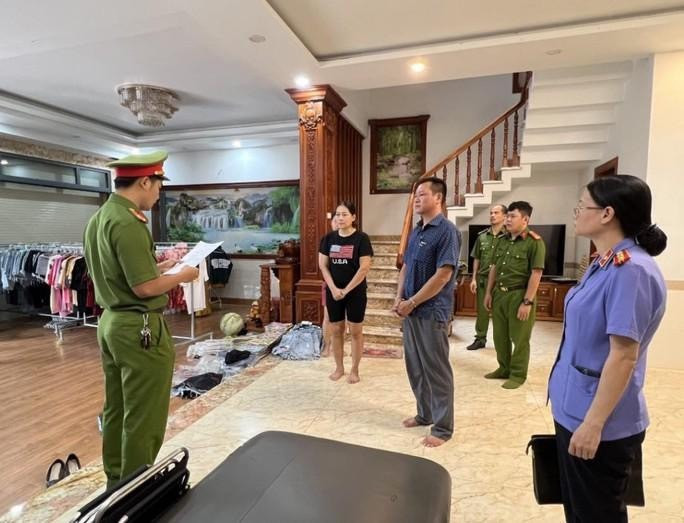 Công an đọc lệnh khởi tố và bắt tạm giam đối với ông Lê Văn Hòa. (Ảnh: H.P). Công an đọc lệnh khởi tố và bắt tạm giam đối với ông Lê Văn Hòa. (Ảnh: H.P).