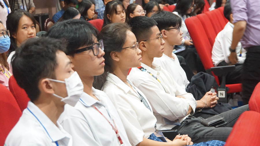 Sinh viên Đại học Quốc gia TPHCM lắng nghe bài phát biểu của Thủ tướng. Ảnh: Mạnh Tùng Sinh viên Đại học Quốc gia TPHCM lắng nghe bài phát biểu của Thủ tướng. Ảnh: Mạnh Tùng