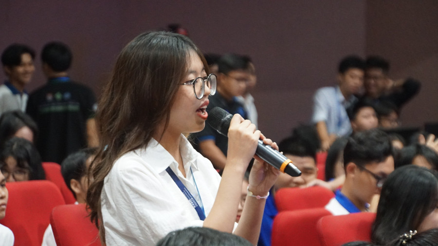 Nữ sinh Đại học Quốc gia TPHCM trao đổi với Thủ tướng Phạm Minh Chính. Ảnh: Mạnh Tùng Nữ sinh Đại học Quốc gia TPHCM trao đổi với Thủ tướng Phạm Minh Chính. Ảnh: Mạnh Tùng