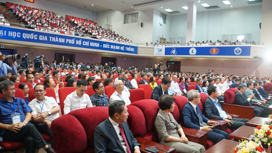 Lãnh đạo các trường đại học thành viên, sinh viên Đại học Quốc gia TPHCM dự lễ khai khóa năm 2023. Ảnh: Mạnh Tùng Lãnh đạo các trường đại học thành viên, sinh viên Đại học Quốc gia TPHCM dự lễ khai khóa năm 2023. Ảnh: Mạnh Tùng