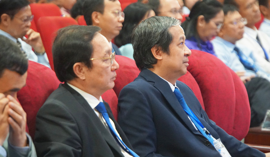 Bộ trưởng Bộ GD&ĐT Nguyễn Kim Sơn (thứ nhất từ phải sang) và Bộ trưởng Bộ Khoa học và Công nghệ Huỳnh Thành Đạt tham dự buổi lễ. Ảnh: Mạnh Tùng Bộ trưởng Bộ GD&ĐT Nguyễn Kim Sơn (thứ nhất từ phải sang) và Bộ trưởng Bộ Khoa học và Công nghệ Huỳnh Thành Đạt tham dự buổi lễ. Ảnh: Mạnh Tùng