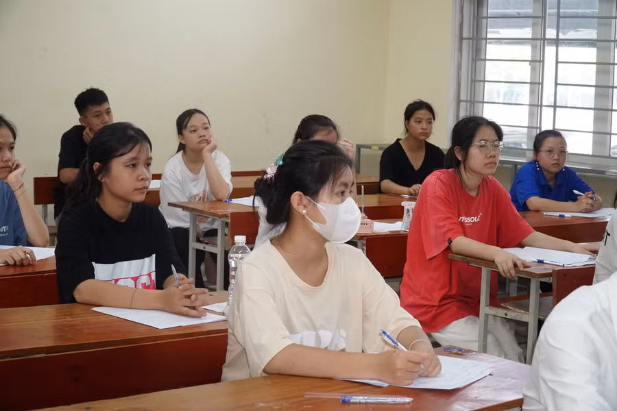 Đúng 8h sáng nay, thí sinh chính thức bắt đầu làm bài môn thi Toán - Kỳ thi tuyển sinh vào lớp 10 năm học 2023 - 2024. Ảnh: Hồ Lài.