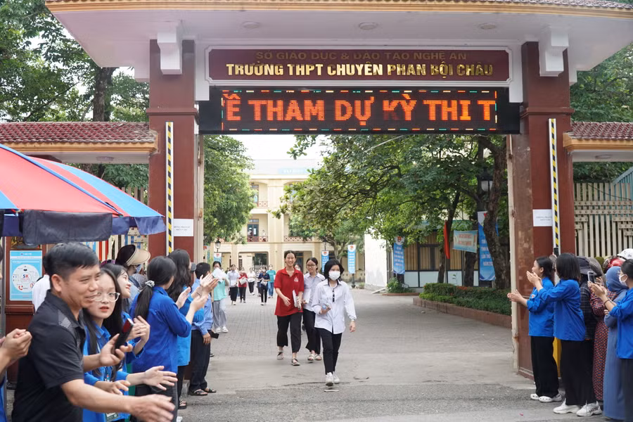 Thí sinh ra khỏi điểm thi Trường THPT chuyên Phan Bội Châu (Nghệ An) sau khi kết thúc bài thi môn Toán. Ảnh: Hồ Lài.