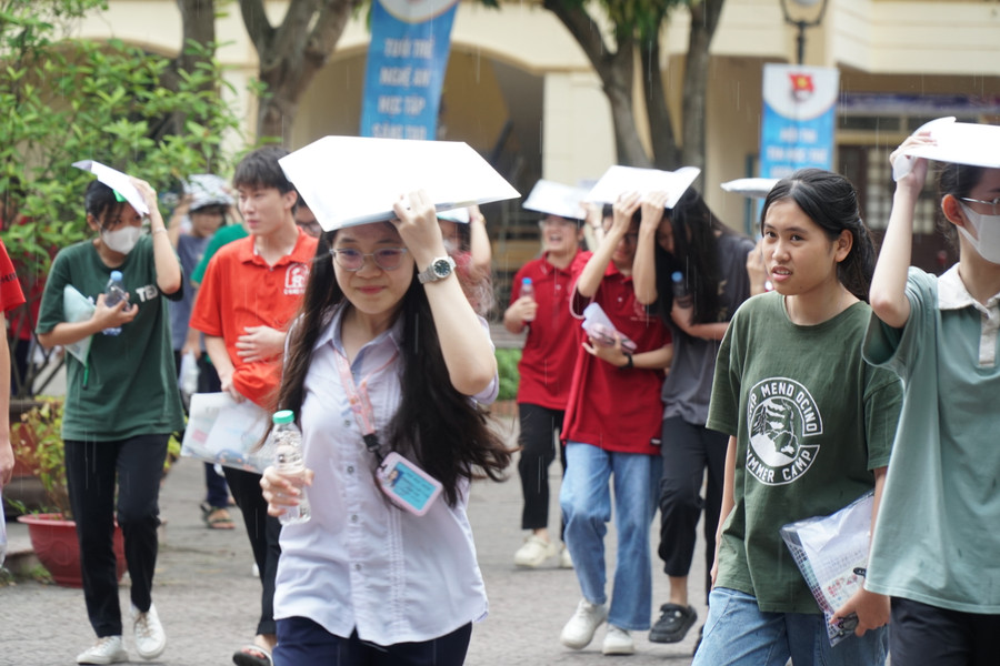 Sau khi kết thúc bài thi môn Toán, thí sinh Nghệ An cũng đã hoàn thành kỳ thi tuyển sinh vào lớp 10 THPT năm 2023. Ảnh: Hồ Lài. Sau khi kết thúc bài thi môn Toán, thí sinh Nghệ An cũng đã hoàn thành kỳ thi tuyển sinh vào lớp 10 THPT năm 2023. Ảnh: Hồ Lài.