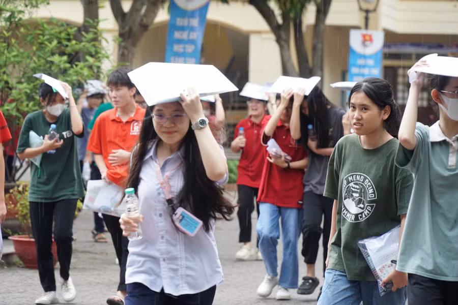 Sau khi kết thúc bài thi môn Toán, thí sinh Nghệ An cũng đã hoàn thành kỳ thi tuyển sinh vào lớp 10 THPT năm 2023. Ảnh: Hồ Lài.