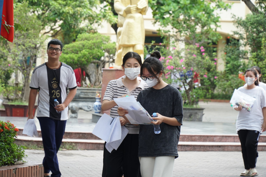 Thí sinh trao đổi bài sau khi kết thúc giờ làm bài môn Toán. Ảnh: Hồ Lài. Thí sinh trao đổi bài sau khi kết thúc giờ làm bài môn Toán. Ảnh: Hồ Lài.