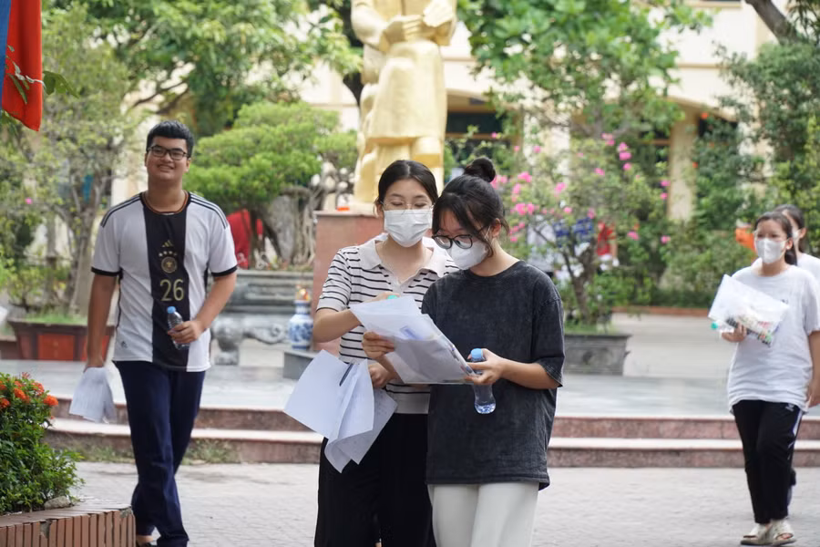 Thí sinh trao đổi bài sau khi kết thúc giờ làm bài môn Toán. Ảnh: Hồ Lài.