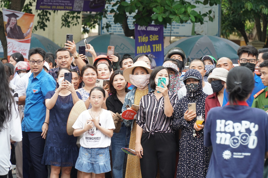 Đây cũng là môn thi cuối cùng của kỳ thi tuyển sinh vào lớp 10 tỉnh Nghệ An, vì vậy nhiều phụ huynh ngóng đợi phía ngoài cổng điểm thi. Ảnh: Hồ Lài. Đây cũng là môn thi cuối cùng của kỳ thi tuyển sinh vào lớp 10 tỉnh Nghệ An, vì vậy nhiều phụ huynh ngóng đợi phía ngoài cổng điểm thi. Ảnh: Hồ Lài.