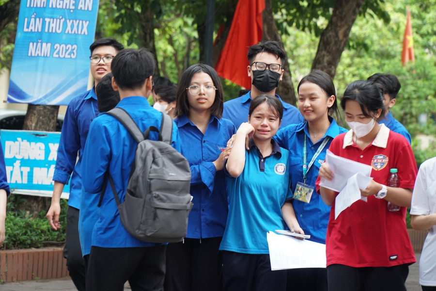 Một thí sinh bật khóc vì làm bài không như mong đợi tại điểm thi Trường THPT chuyên Phan Bội Châu. Ảnh: Hồ Lài. Một thí sinh bật khóc vì làm bài không như mong đợi tại điểm thi Trường THPT chuyên Phan Bội Châu. Ảnh: Hồ Lài.