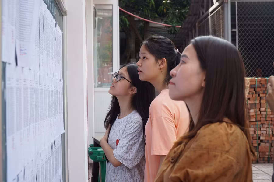 Thí sinh tại điểm thi Trường THPT Huỳnh Thúc Kháng (TP Vinh, Nghệ An). Ảnh: Hồ Lài.