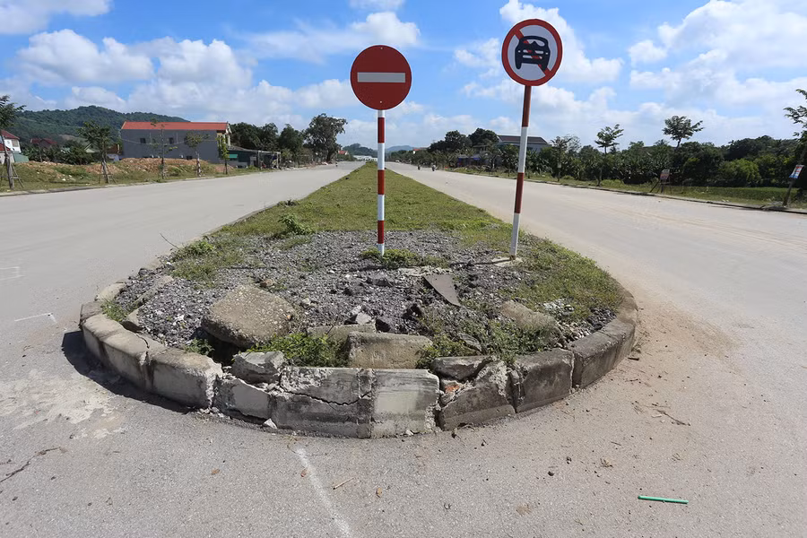 Một số hạng mục như dải phân cách, vỉa hè cũng bị hư hỏng.