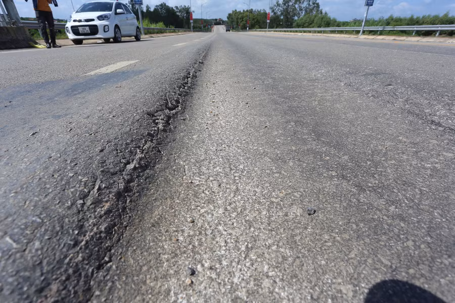 Vệt hằn lún trên mặt đường dẫn lên cầu Hiếu 2