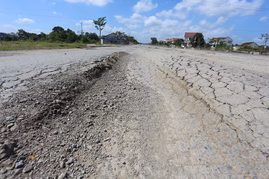 Mặt đường bị nứt, nhựa đường hằn lún thành những "luống khoai".