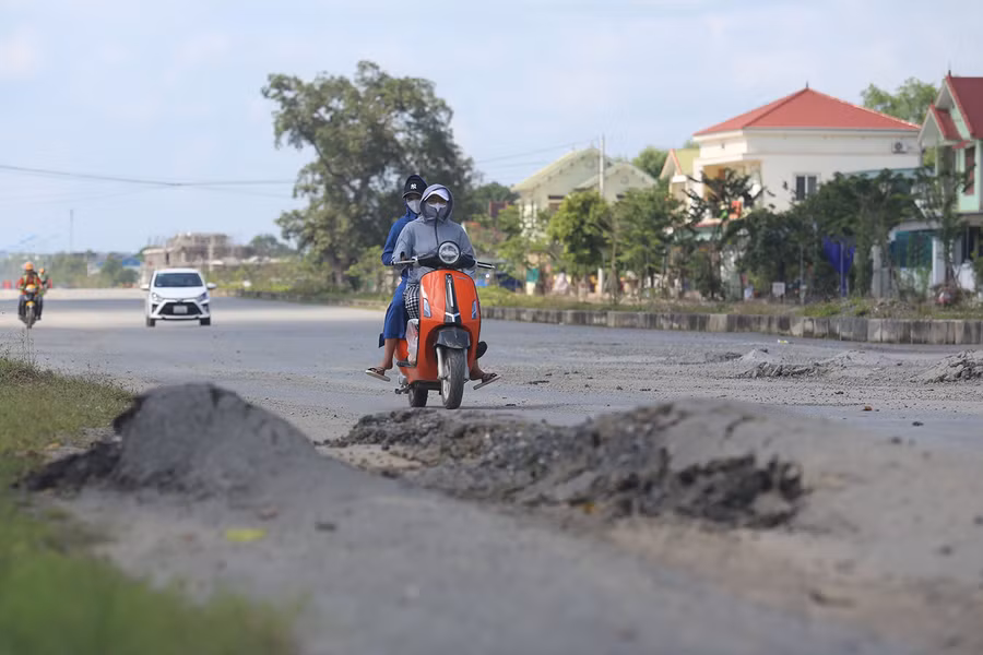 Mặt đường xuống cấp nghiêm trọng tiềm ẩn nguy cơ tai nạn giao thông.