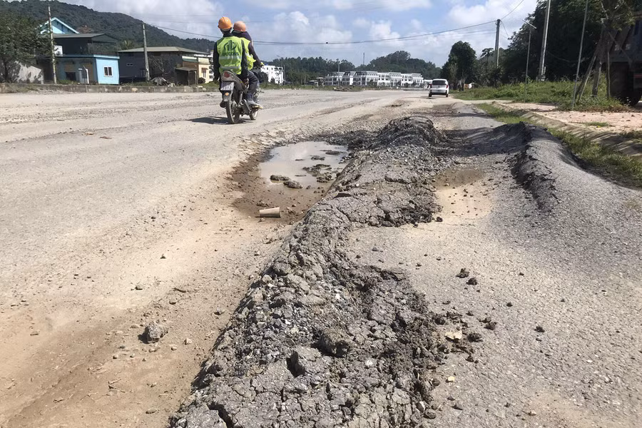 Do khó khăn về vốn nên sau 12 năm khởi công tuyến đường vẫn chưa được bàn giao, nghiệm thu