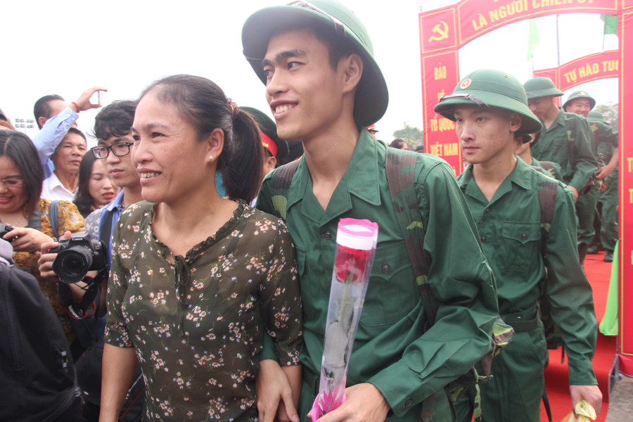 Tiễn con trai lên đường nhập ngũ, bà mẹ này cũng mua tặng con một bông hoa hồng
