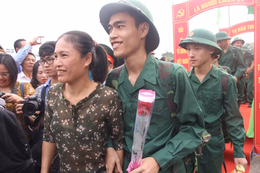 Tiễn con trai lên đường nhập ngũ, bà mẹ này cũng mua tặng con một bông hoa hồng