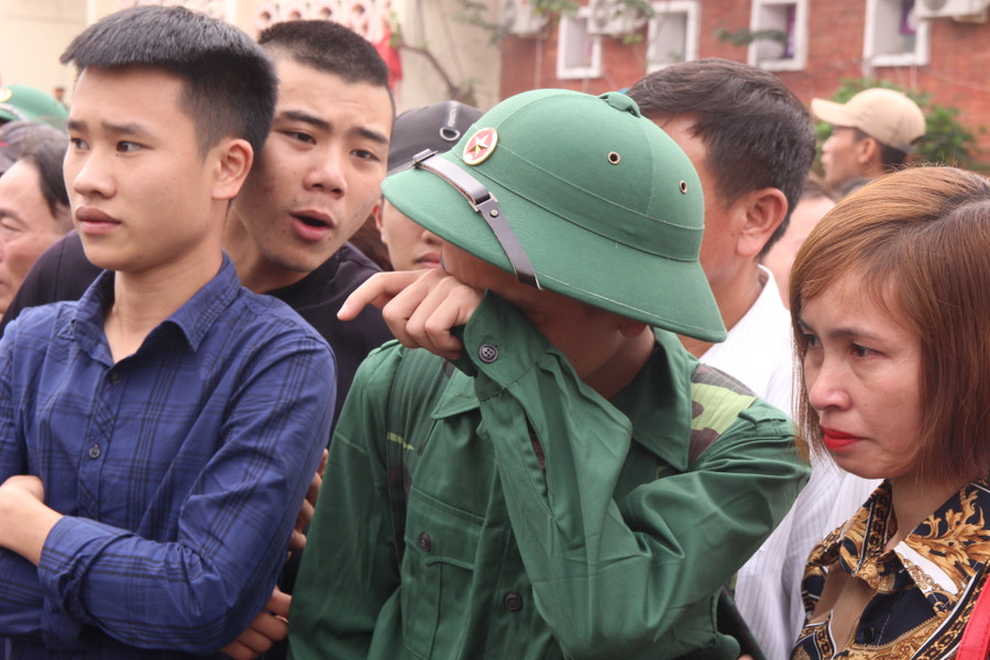 Trước giờ lên xe đến đơn vị, nhiều chú bộ đội trẻ không kìm được xúc động