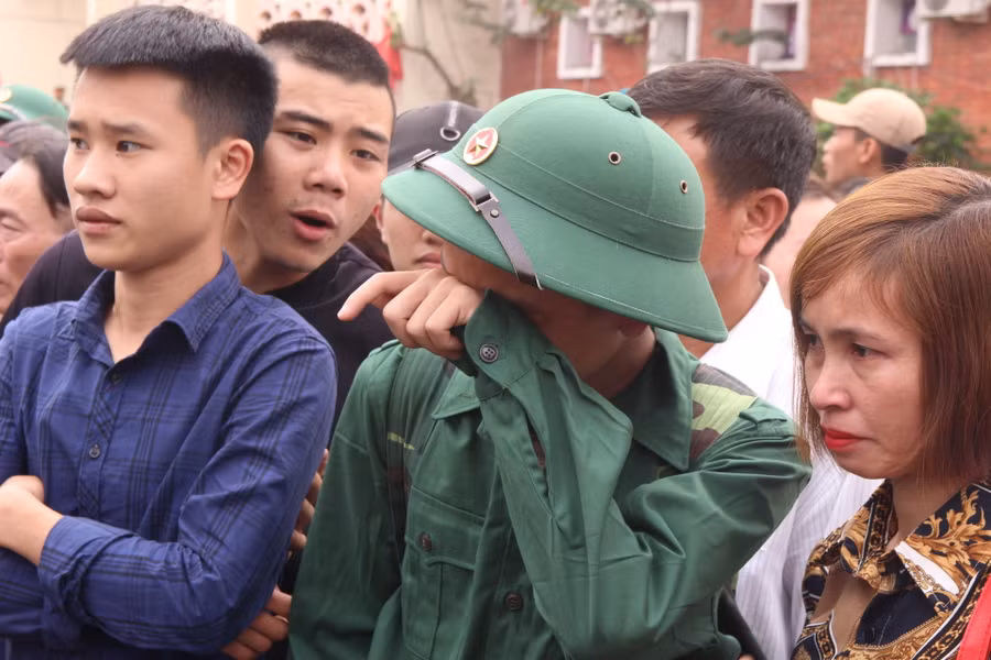 Trước giờ lên xe đến đơn vị, nhiều chú bộ đội trẻ không kìm được xúc động